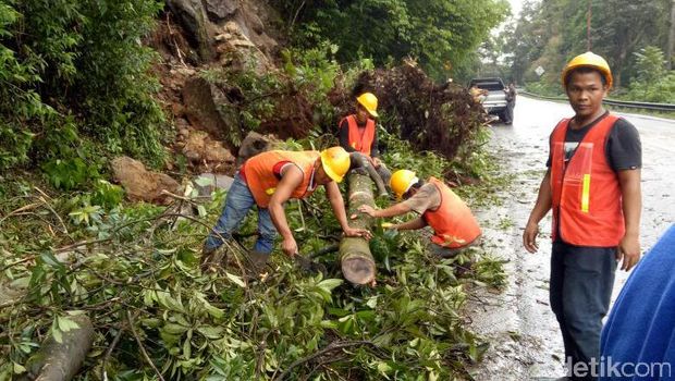 Longsor Terjadi di Jalur Medan-Berastagi Pasca Gempa