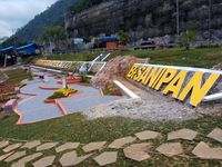 Menikmati Eloknya Jembatan Kelok Sembilan