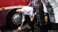 Peresmian secara simbolis dilakukan dengan memecahkan kendi.