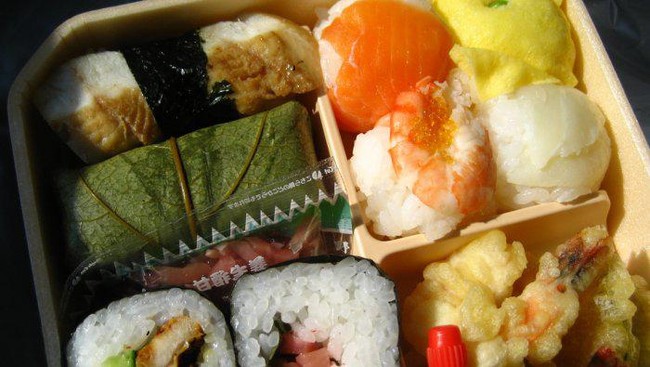 Agar Diet Sukses, 4 Hal Ini Tidak Boleh Dilakukan Saat Makan Siang