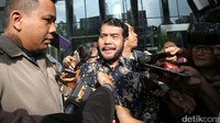 Hakim Mahkamah Konstitusi (MK) Anwar Usman usai menjalani pemeriksaan di Gedung KPK, Jakarta, Selasa (14/2/2017).