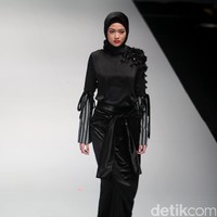 Busana Terbaru Zaskia Sungkar yang mengusung tema Kilau Indonesia Fashion Week 2017 di Jakarta Convention Center. Senayan. Jakarta. [Foto: Mohammad Abduh/Wolipop]