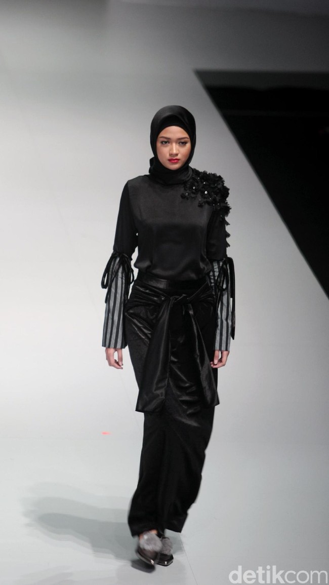 Busana Terbaru Zaskia Sungkar yang mengusung tema Kilau Indonesia Fashion Week 2017 di Jakarta Convention Center. Senayan. Jakarta. [Foto: Mohammad Abduh/Wolipop]