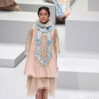 koleksi busana Malik Moestaram mengangkat tema Flow de La Vida Indonesia Fashion Week 2017. di Jakarta Convention Center. Senayan. Jakarta. [Foto: Mohammad Abduh/Wolipop]