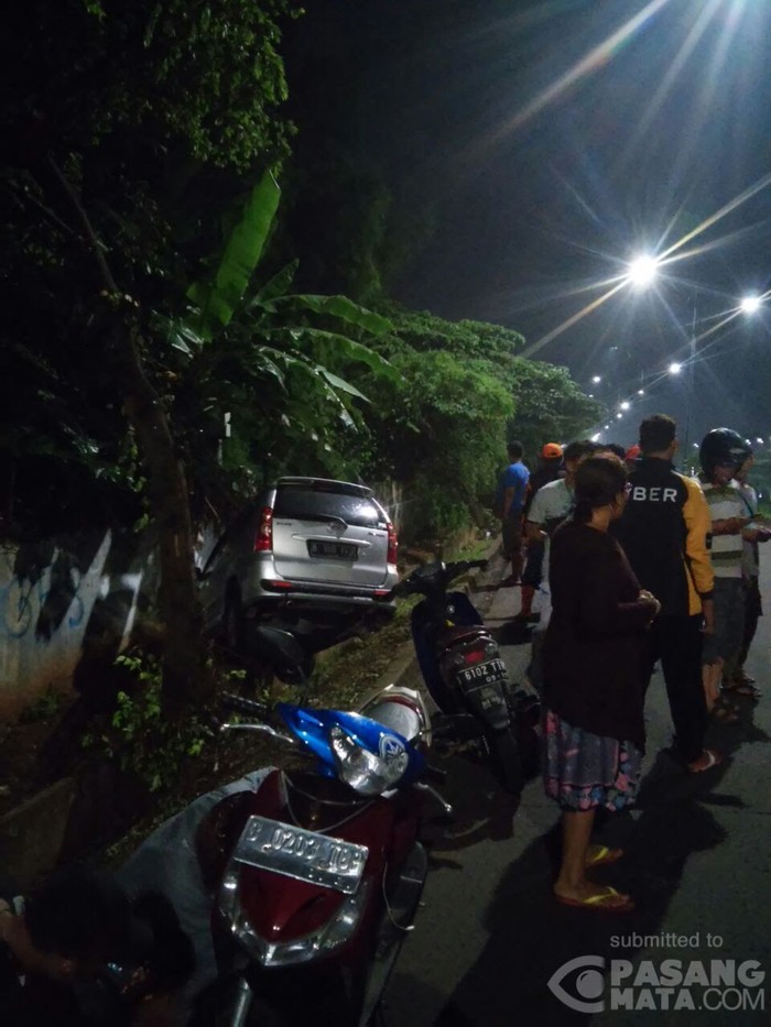 Minibus Nyungsep ke Pinggir Sungai BKT Pulogebang