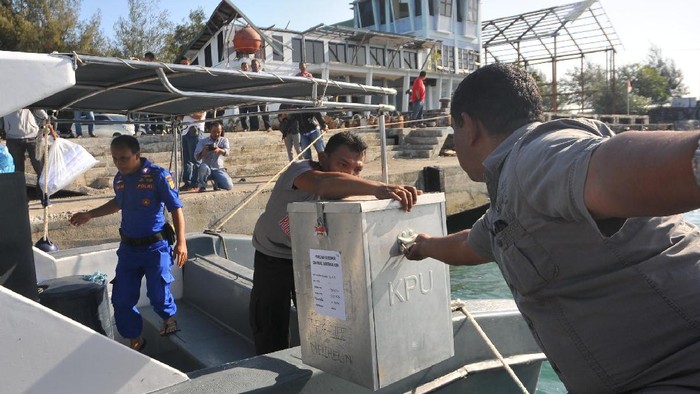 Begini Repotnya Pengiriman Logistik Pilkada ke Pulau Terluar Aceh