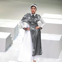 Busana Terbaru Zaskia Sungkar yang mengusung tema Kilau Indonesia Fashion Week 2017 di Jakarta Convention Center. Senayan. Jakarta. [Foto: Mohammad Abduh/Wolipop]