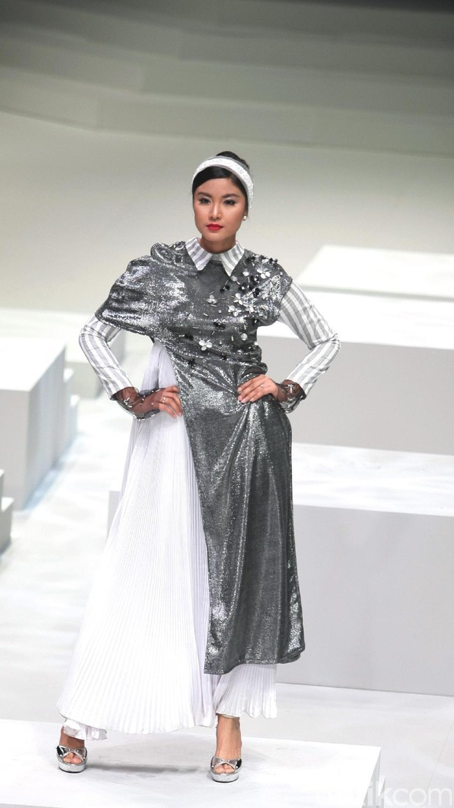 Busana Terbaru Zaskia Sungkar yang mengusung tema Kilau Indonesia Fashion Week 2017 di Jakarta Convention Center. Senayan. Jakarta. [Foto: Mohammad Abduh/Wolipop]