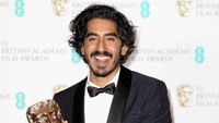 Dev Patel terlihat semringah karena memenangi kategori Supporting Actor. Chris Jackson/Getty Images/detikFoto.