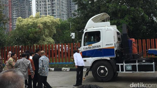  Presiden Joko Widodo melepas bantuan kemanusiaan untuk masyarakat Sri Lanka dari pemerintah Indonesia, Selasa (14/2/2017)