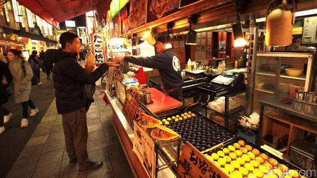 Traveler yang tengah mengantre makanan (Andi/detiktravel)