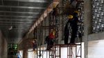 Bergelantungan Demi Membersihkan Menara Istiqlal