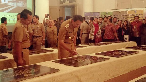 Ahok meresmikan 112 RPTRA di Balai Kota.