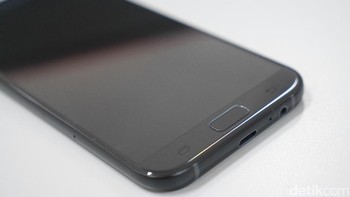 Beralih kebagian depan, ada tombol fisik home yang selalu menjadi ciri khas smartphone buatan Samsung. Foto: detikINET - Anggoro Suryo Jati