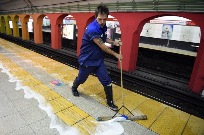 Cerita Novelis Kriminal Argentina yang Jadi Petugas Kebersihan Subway