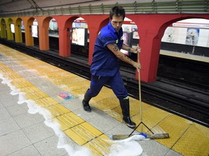 Cerita Novelis Kriminal Argentina yang Jadi Petugas Kebersihan Subway