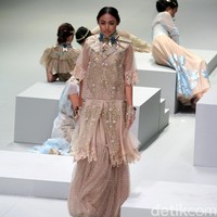koleksi busana Malik Moestaram mengangkat tema Flow de La Vida Indonesia Fashion Week 2017. di Jakarta Convention Center. Senayan. Jakarta. [Foto: Mohammad Abduh/Wolipop]