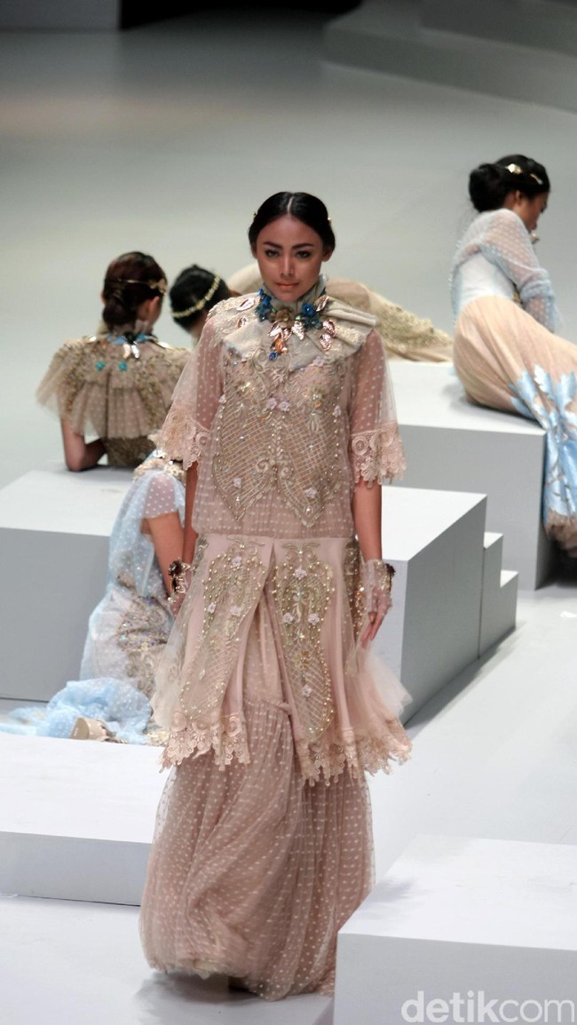 koleksi busana Malik Moestaram mengangkat tema Flow de La Vida Indonesia Fashion Week 2017. di Jakarta Convention Center. Senayan. Jakarta. [Foto: Mohammad Abduh/Wolipop]