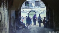 Disebut pendem karena kondisinya yang masuk ke dalam tanah. Lokasinya tidak jauh dari Alun-alun Ngawi dengan tiket masuk Rp 5.000 saja (Inam Tohari/detikTravel)