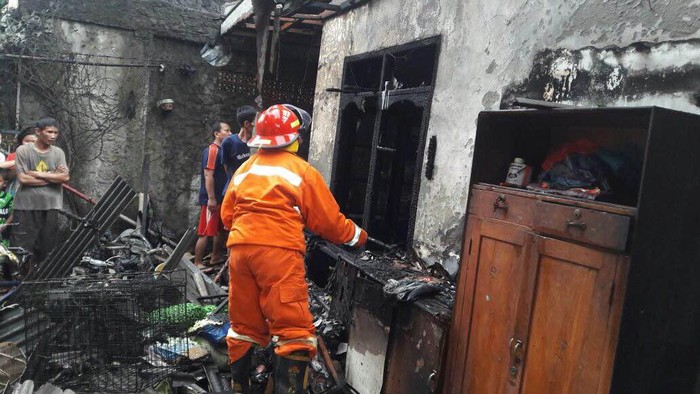 Sebuah Rumah dan 3 Motor di Pasar Rebo Ludes Terbakar