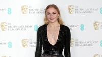 Sophie Turner selalu terlihat mempesona di setiap kesempatan. Kali ini ia tampil dengan dress berkilauan berwarna hitam dan silver rancangan Louis Vuitton. Chris Jackson/Getty Images/detikFoto.