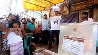 Hasil akhir penghitungan suara tiga TPS di Luar Batang, Penjaringan, Jakarta Utara, itu memenangkan Anies-Sandi, Rabu (15/2/2017).
