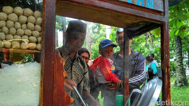 Warga ramai mendatangi kantor DPP Gerindra untuk makanan gratis. 