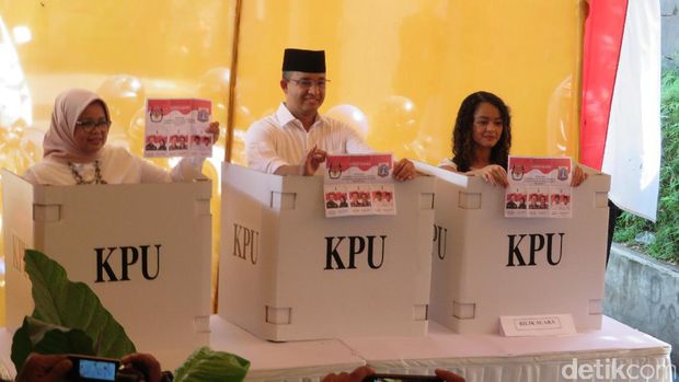 Anies mencoblos bersama keluarga di Cilandak, Jakarta Selatan. 
