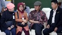 Jimly didampingi anggota DKPP Saut Hamonangan Sirait dan Ketua KPPS di TPS RSCM Irwanto.