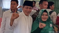 Cawagub Banten nomor urut 2 itu memamerkan jari yang telah dicelupkan ke tinta. Tanda bahwa ia telah menggunakan hak pilihnya.