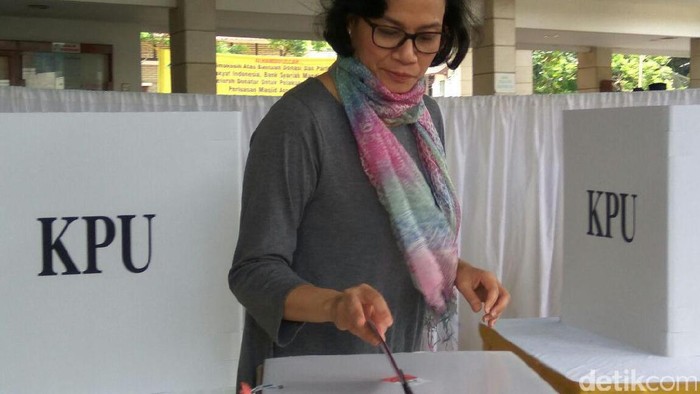 Ikut Coblos Pilkada Banten, Sri Mulyani: Rakyat Berharap Pemimpin yang Baik