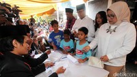 Anies Baswedan dan keluarga mengambil surat suara di TPS 028 Cilandak Barat, Jakarta Selatan.