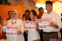 Foto: Gaya Istri Cagub dan Cawagub di Hari Pencoblosan 