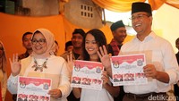Anies Baswedan didampingi Fery Farhati Ganis dan Mutiara Baswedan menunjukkan surat suara sambil pose 3 jari.
