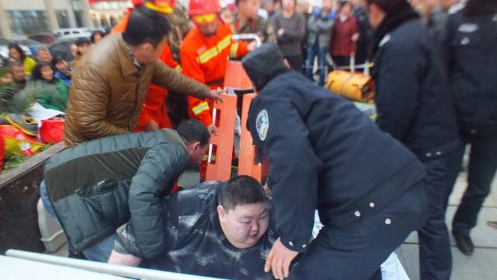 Terjatuh, Pria China Berbobot 220 Kg Harus Dibantu 20 Orang!
