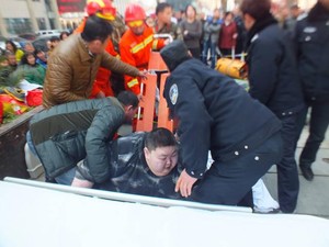 Terjatuh, Pria China Berbobot 220 Kg Harus Dibantu 20 Orang!
