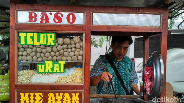 Ada Bakso hingga Cendol Gratis, Warga Padati Kantor DPP Gerindra