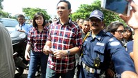 Ahok menuju TPS dengan berjalan kaki.