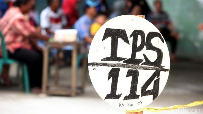 Polisi Amankan Massa yang Datangi TPS di Jakarta Timur