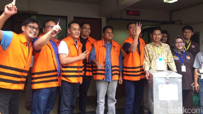 Momen Saat Tahanan Mencoblos di Halaman KPK