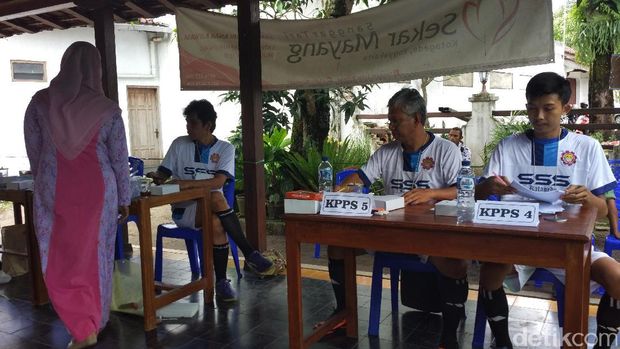 Bertema Sportivitas, Panitia TPS di Yogya ini Kompak Berseragam Bola  