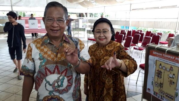 Darmin Nastuion datang bersama istri di TPS Pancoran.