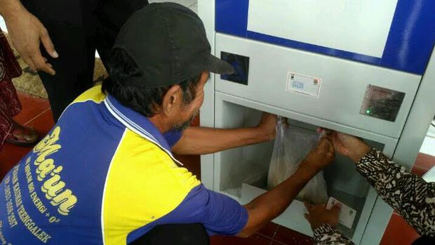 Warga mengambil beras dari ATM beras