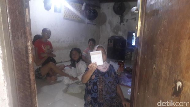 Petugas TPS di Luar Batang Datangi Warga Sakit untuk Nyoblos