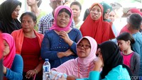 Warga memantau penghitungan suara.