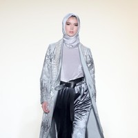 Sesuai tema rancangannya Drama, desainer 30 tahun ini ingin mengangkat sosok wanita dengan segala drama yang ia lalui namun tetap muncul sebagai individu yang kuat. Foto: Dok. Getty Images