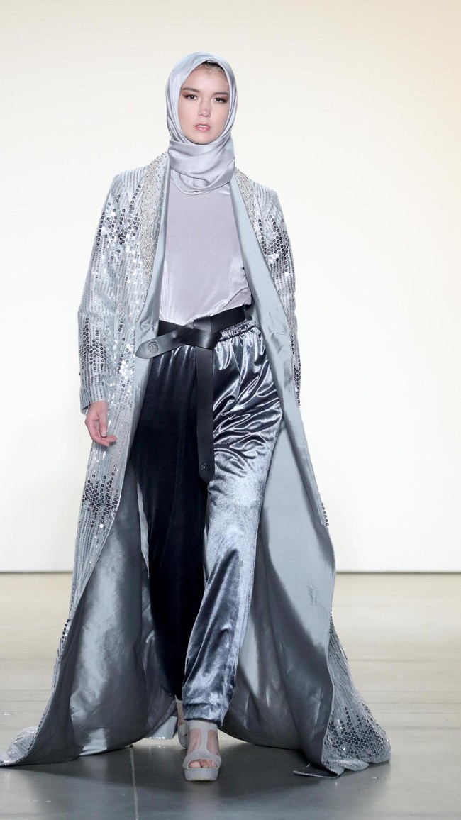 Sesuai tema rancangannya Drama, desainer 30 tahun ini ingin mengangkat sosok wanita dengan segala drama yang ia lalui namun tetap muncul sebagai individu yang kuat. Foto: Dok. Getty Images