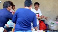 Mi ayam gratis ini disajikan oleh beberapa warga yang ada di kawasan tersebut. Semua orang dipersilahkan untuk mencicipi secara gratis termasuk awak media, yang bertugas meliput pilgub DKI.