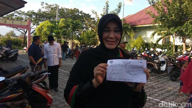  Wali Kota Banda Aceh Illiza Saaduddin Djamal di TPS, Rabu (15/2/2017)