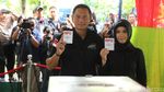 Temani Agus Nyoblos, Annisa Pohan Berhijab